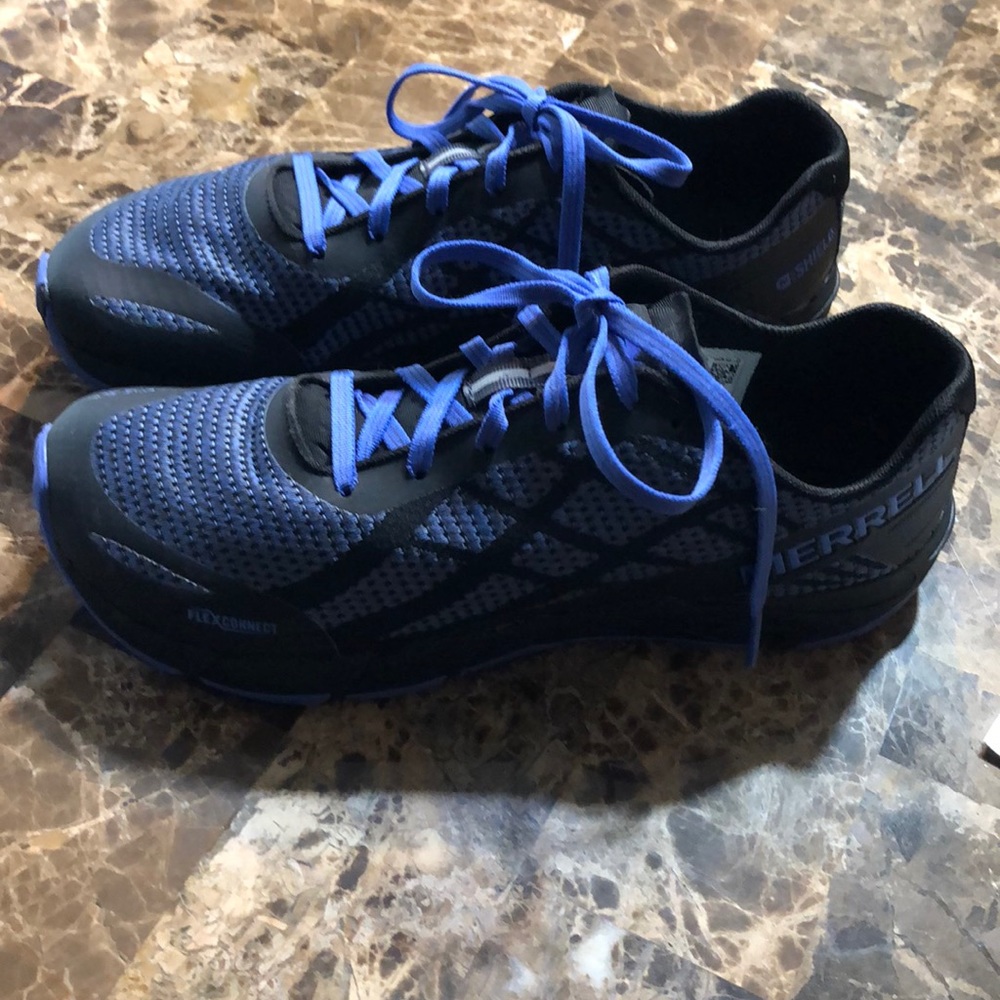 Tennis shoes